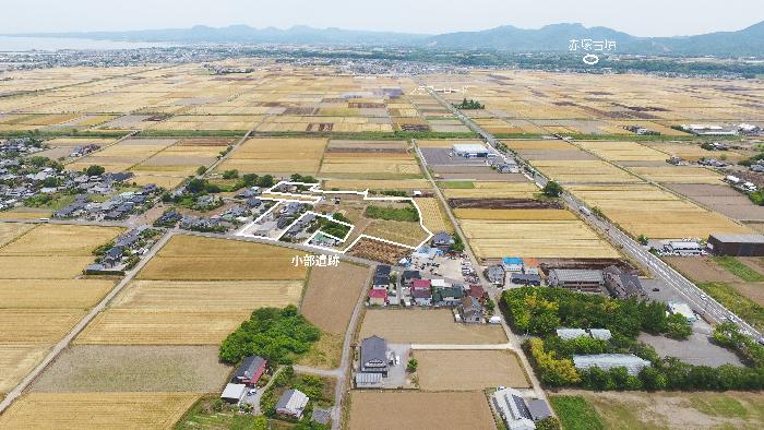 西側から見た小部遺跡（写真右奥が赤塚古墳）