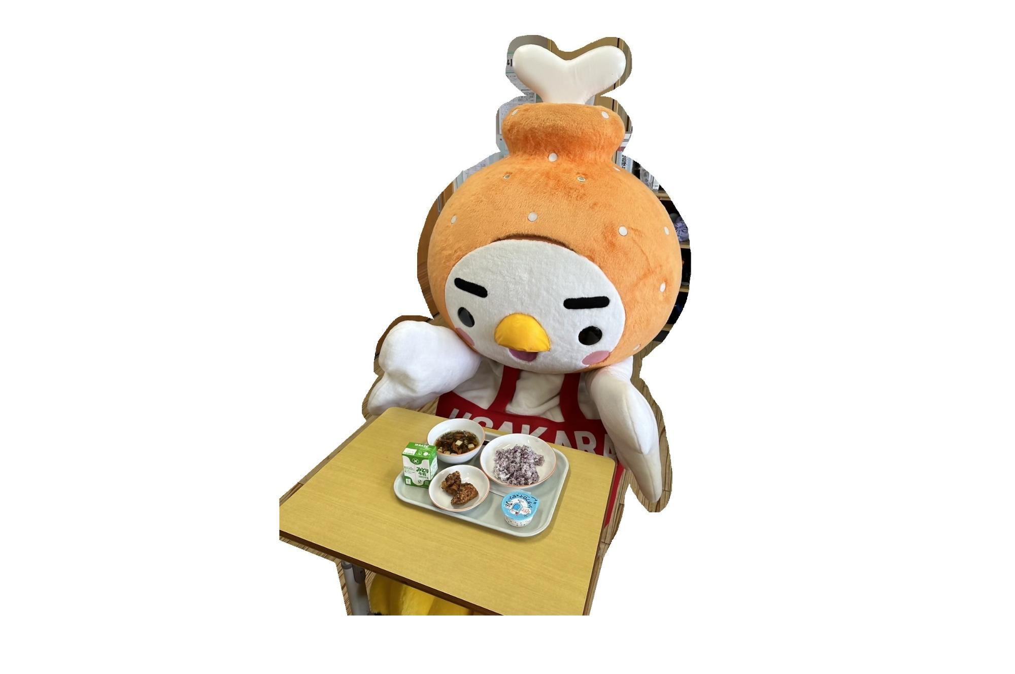 うさからくんが給食を食べる様子