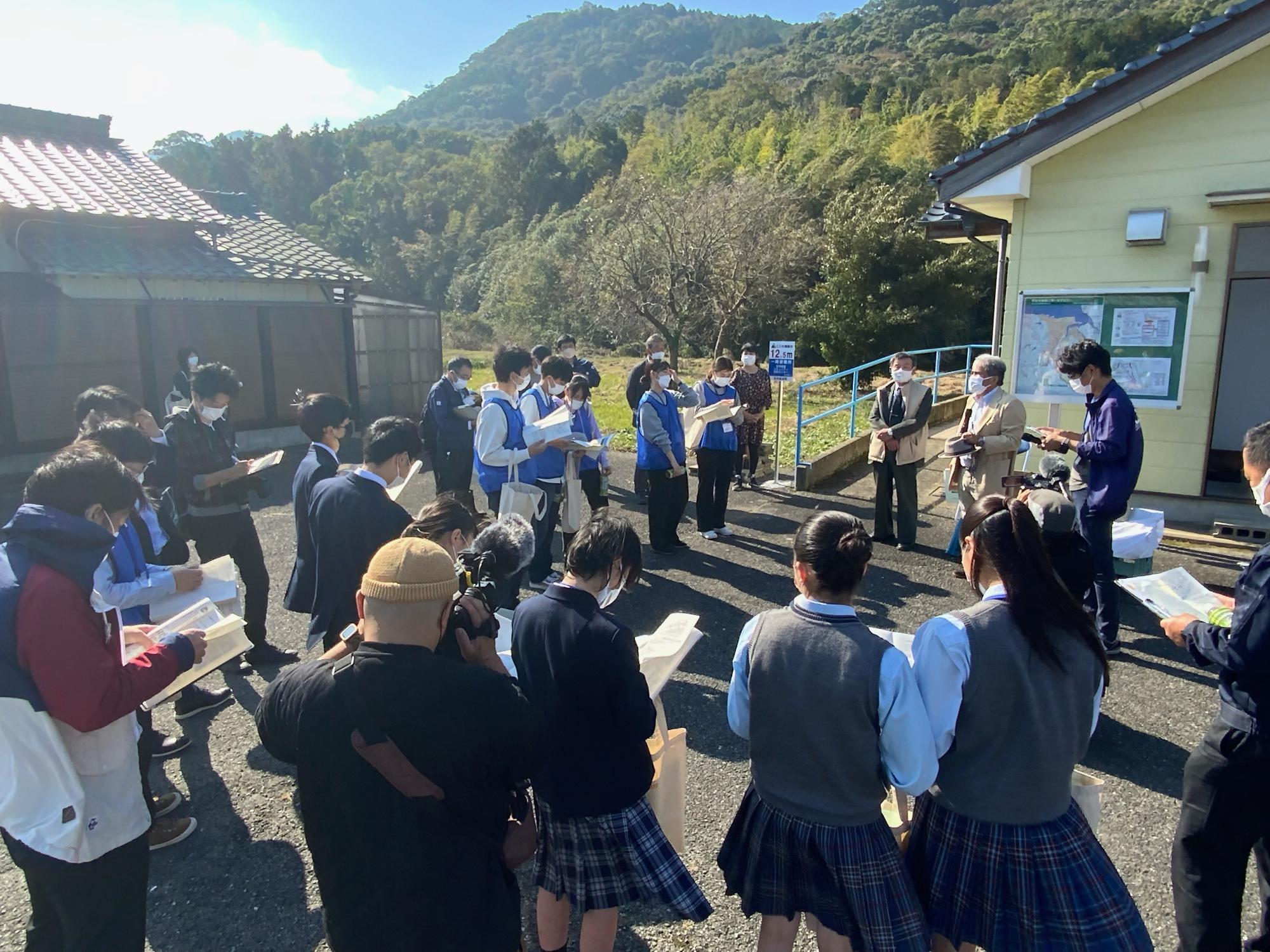 出光地区コミュニティ消防センター前で地元区長による説明の様子