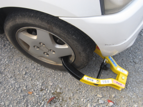 タイヤロックされた車