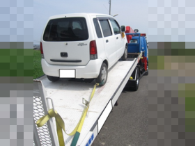 レッカー移動される車