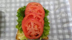 パンにトマトをのせる