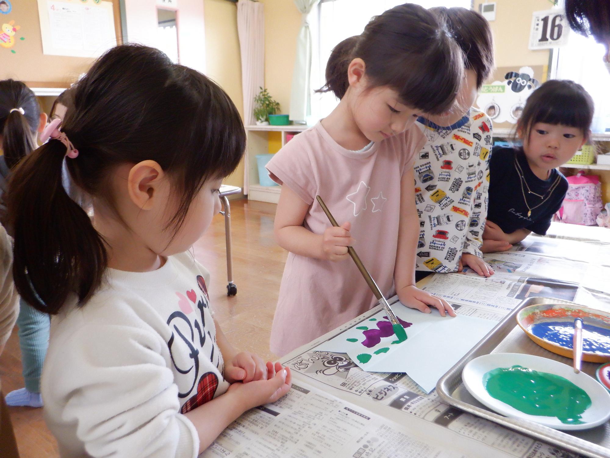 絵の具を使ってこいのぼり製作をしている4歳児