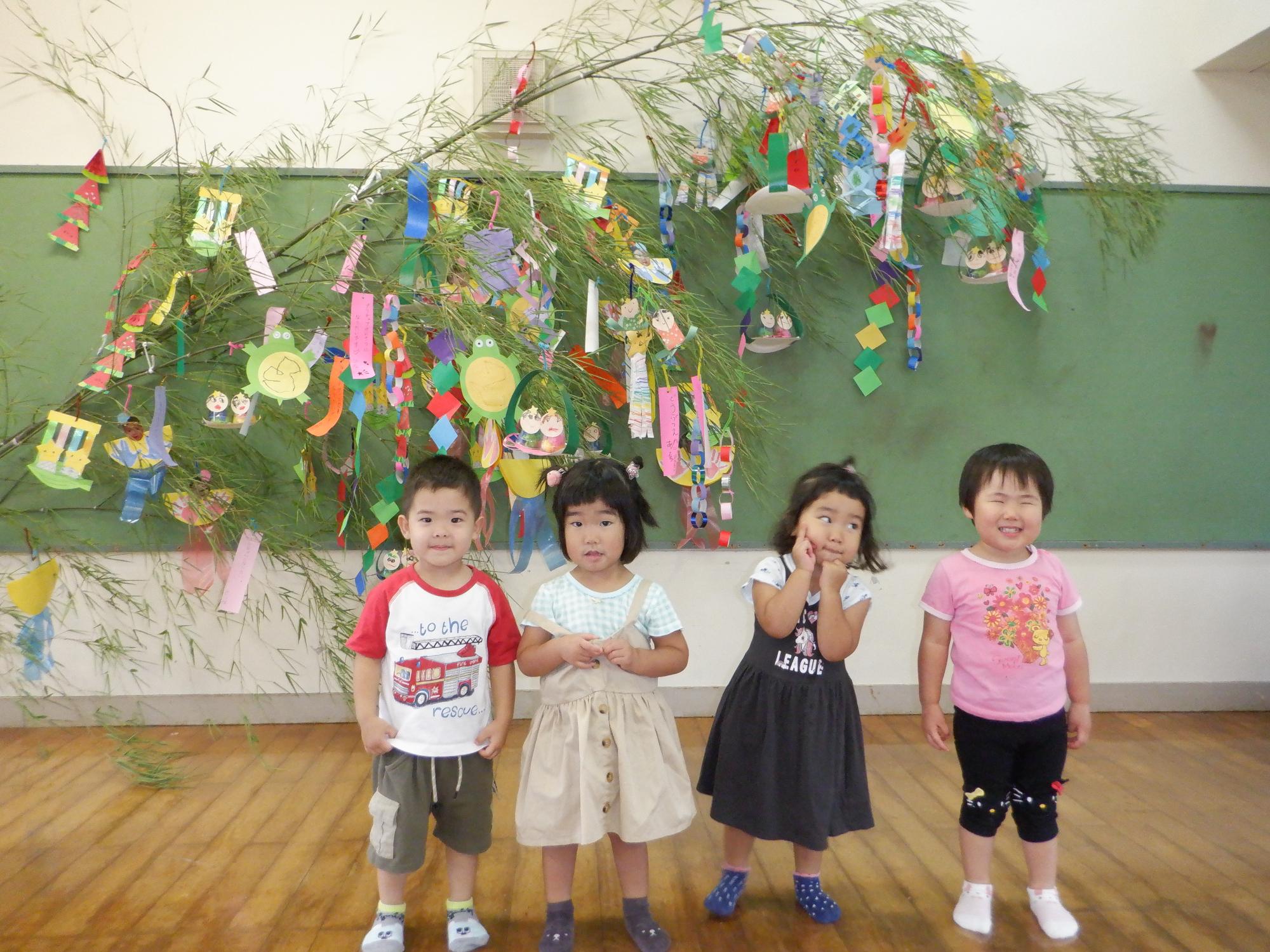 みんなで作った笹飾り、おちゃめな二歳児、子ども四人で笹飾りの前で、