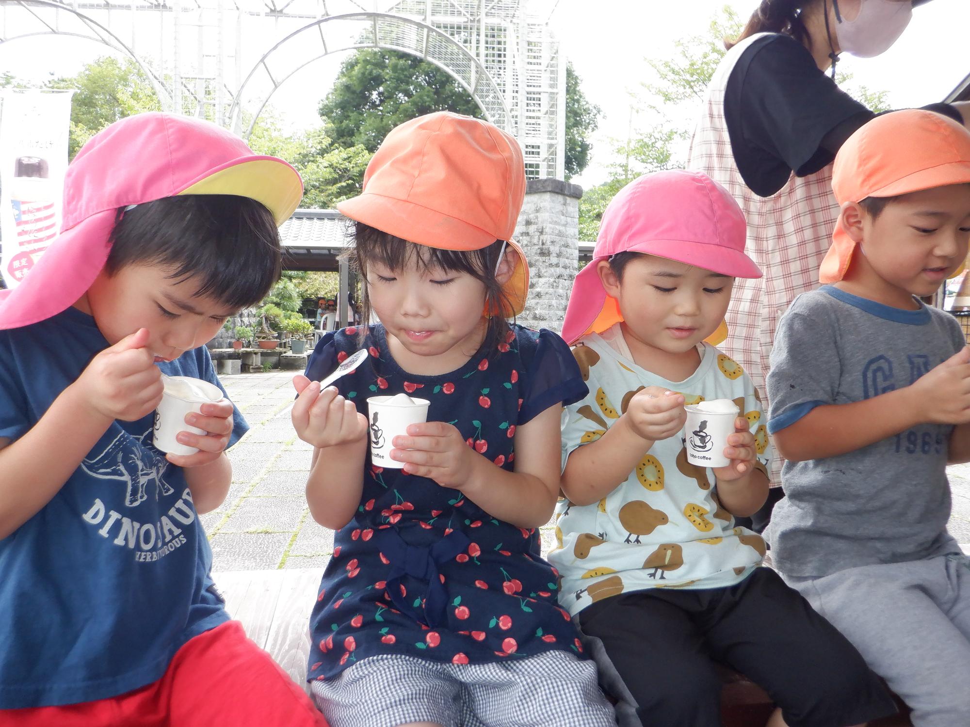 ベンチに座っている子ども、ご褒美のソフトクリームを食べている、嬉しそうな子ども、