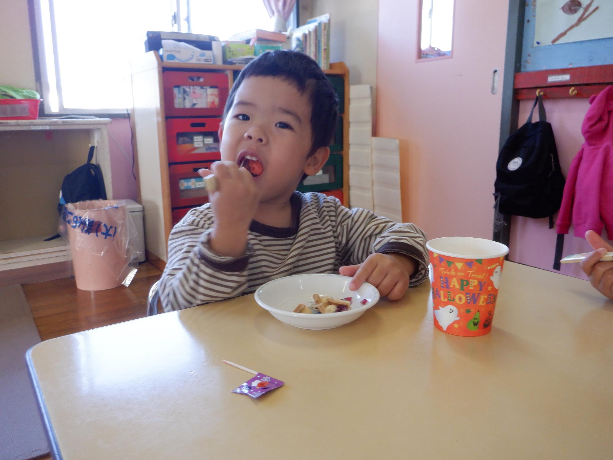 おやつを食べている2歳の男の子