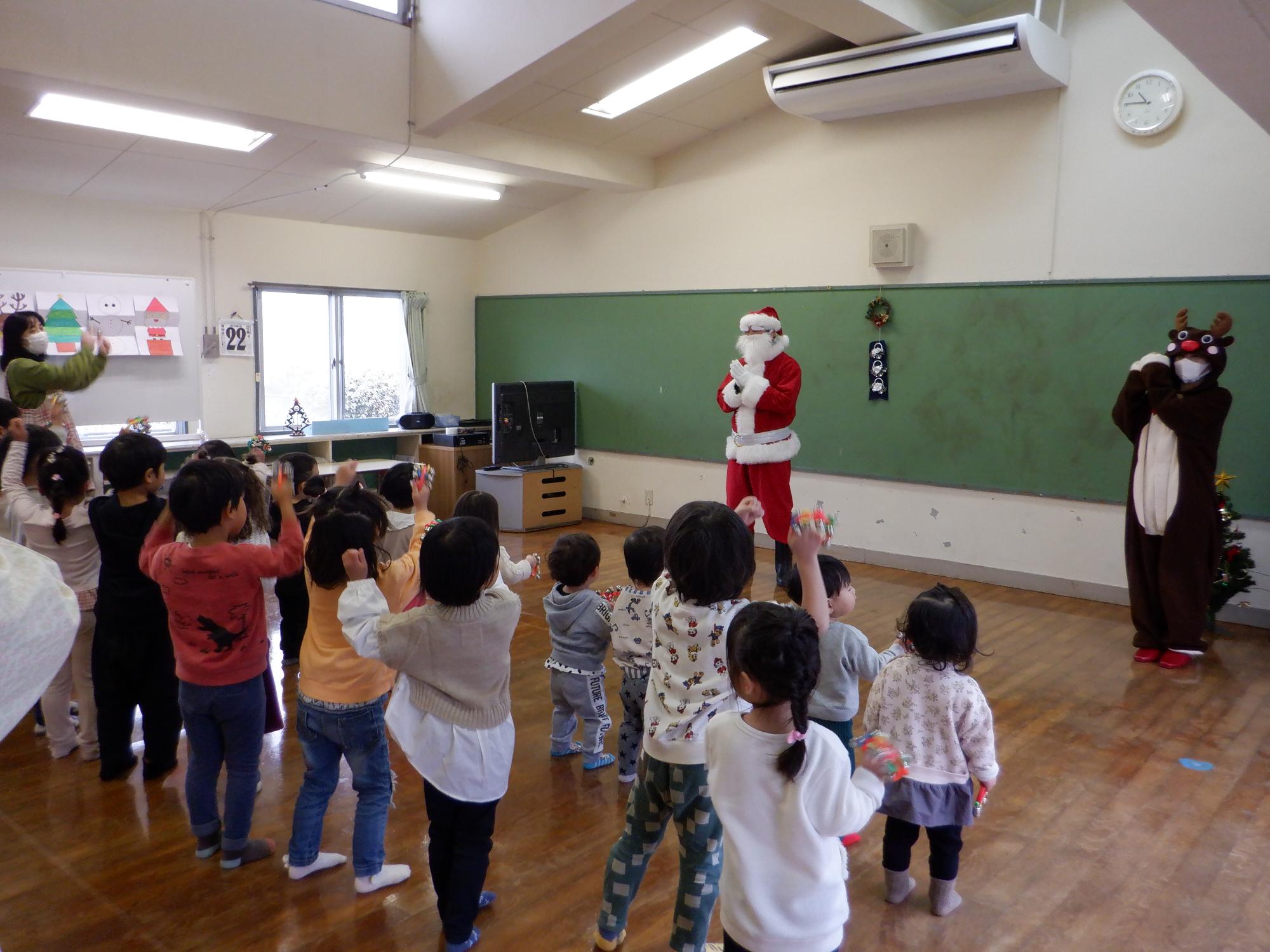 クリスマウス会・サンタとトナカイ・鈴・ダンス・子ども