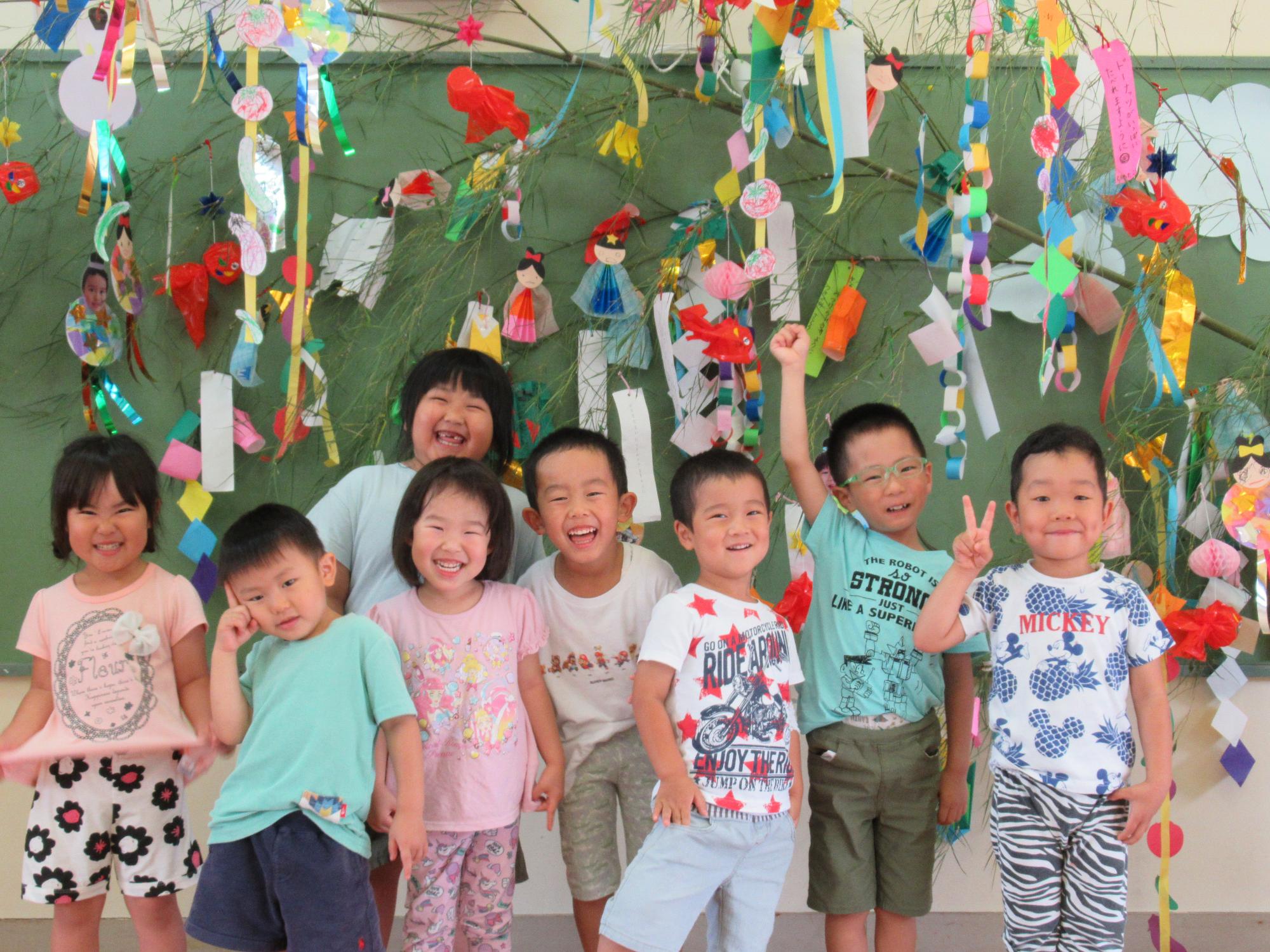 笹飾りの前で記念写真の以上児クラス