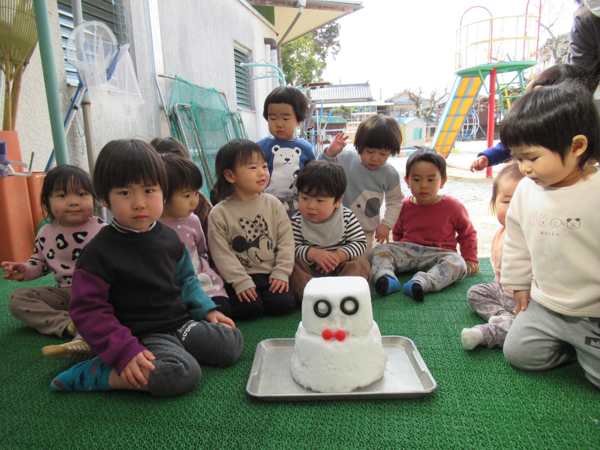 雪ロボットと子どもたち