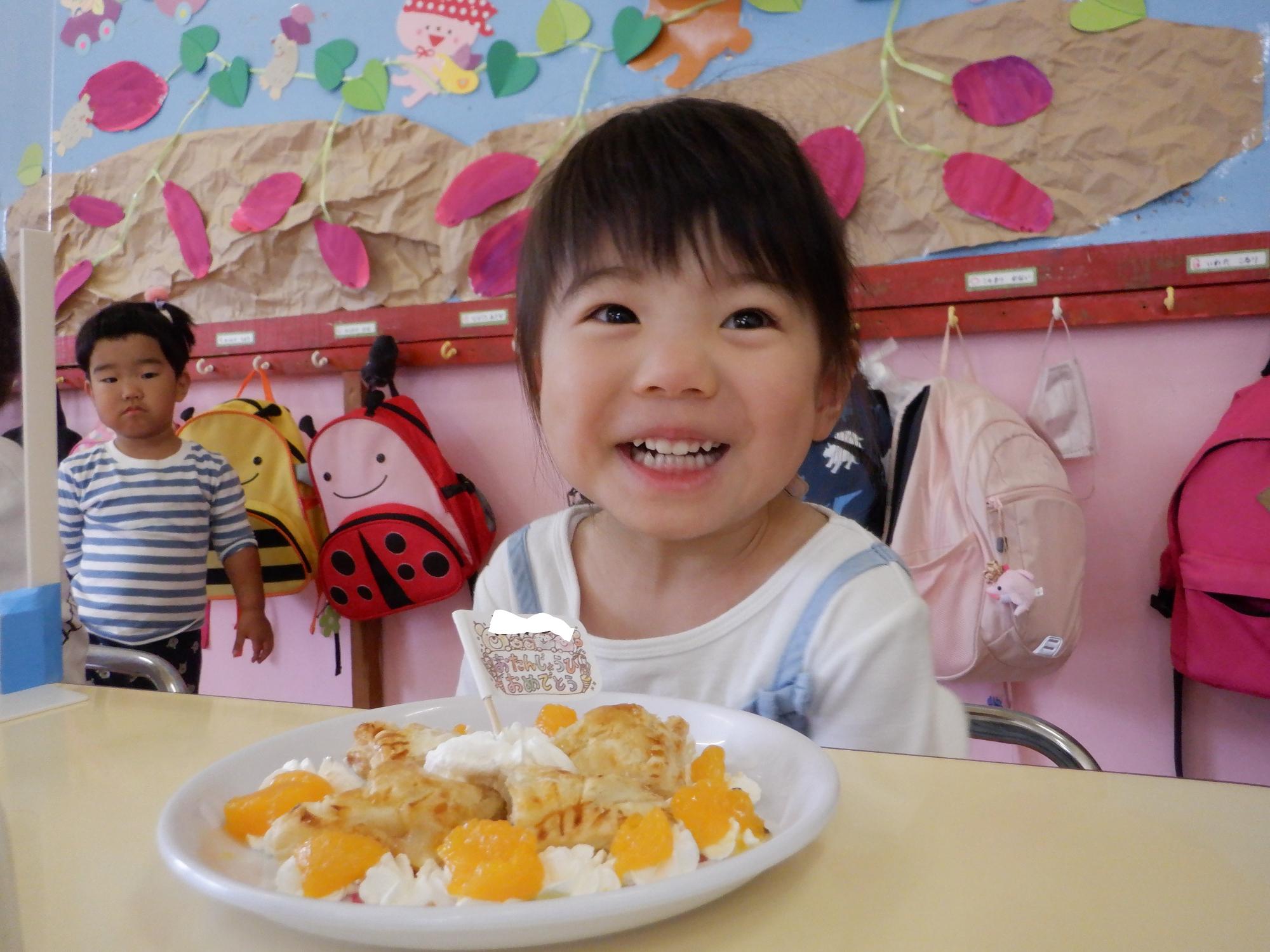 誕生日、お祝いケーキ、フルーツいっぱい、おめでとうの旗