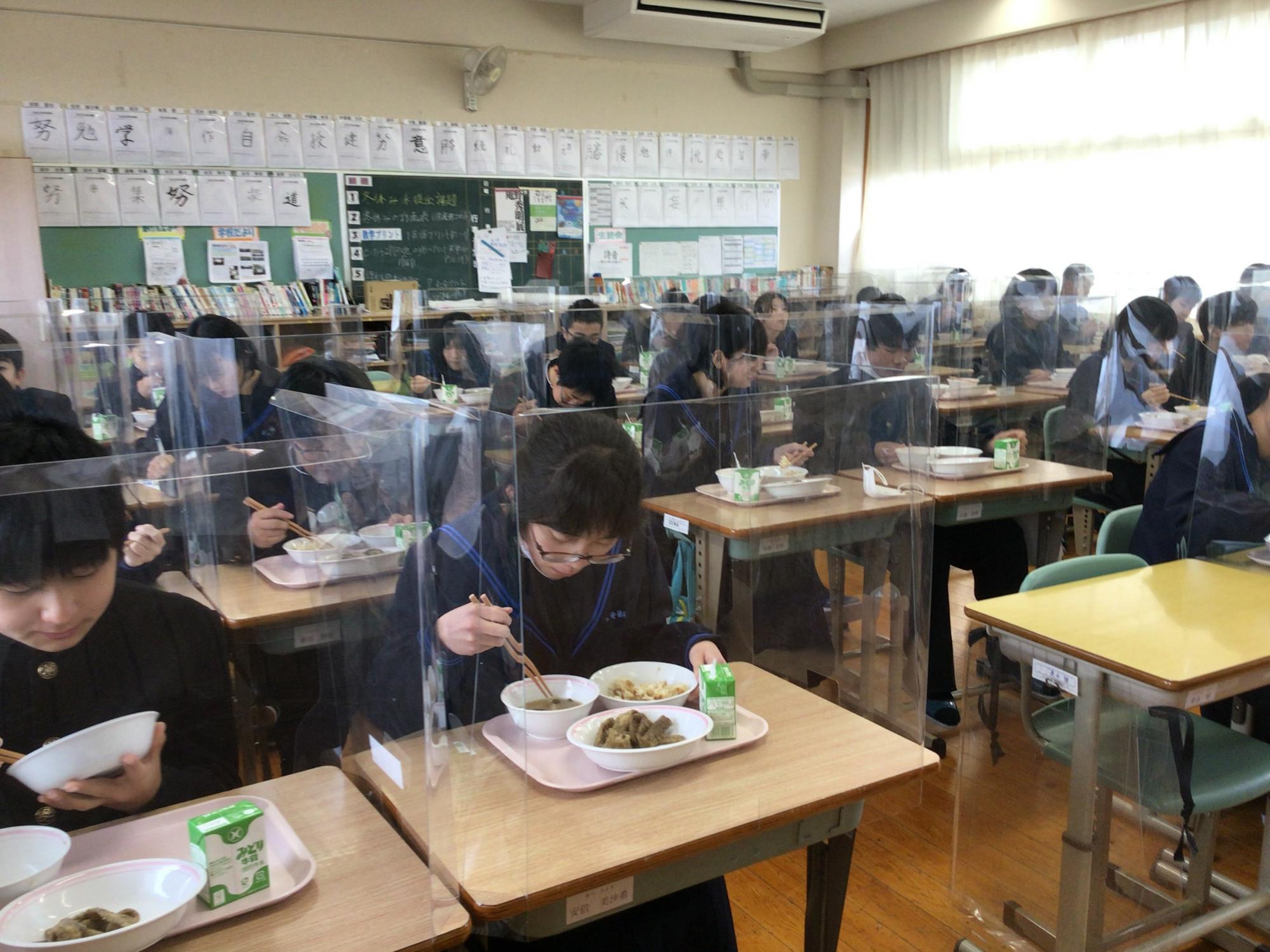 安心院中学校1年生の給食の様子