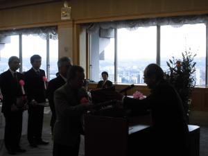 知事から盾を受け取る安部副会長