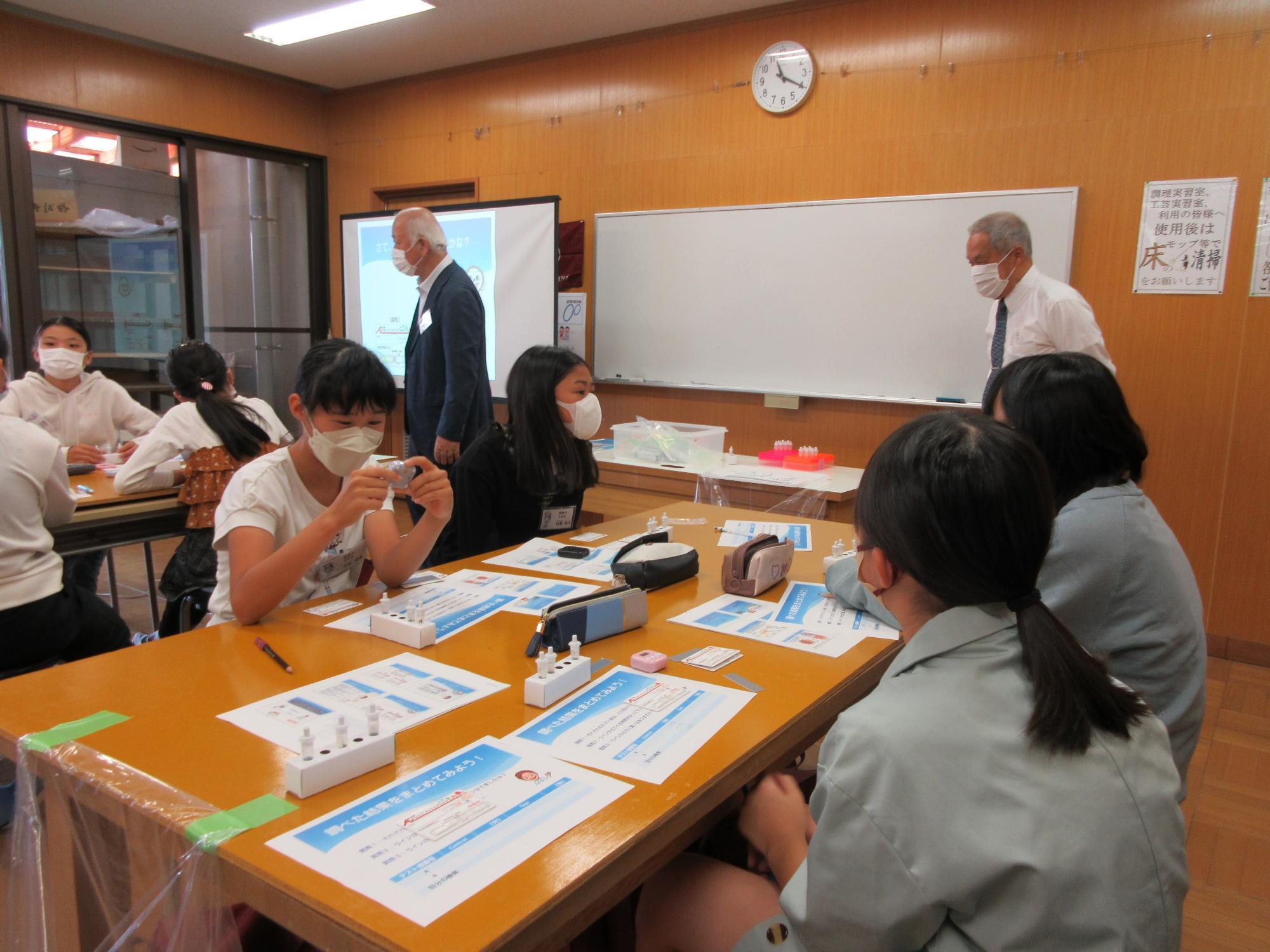 自分の鼻腔をぬぐって検査キットの反応を確認。5分間の判定時間で自分の唾液を取ってキットにて感染の有無を確認。