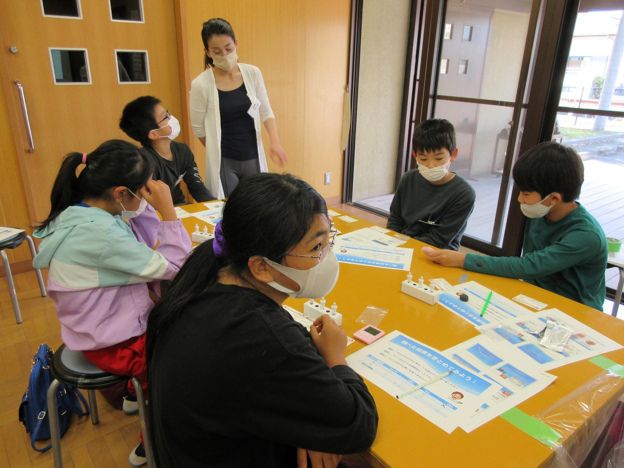 自分の鼻腔をぬぐって検査キットの反応を確認。5分間の判定時間で自分の唾液を取ってキットにて感染の有無を確認。