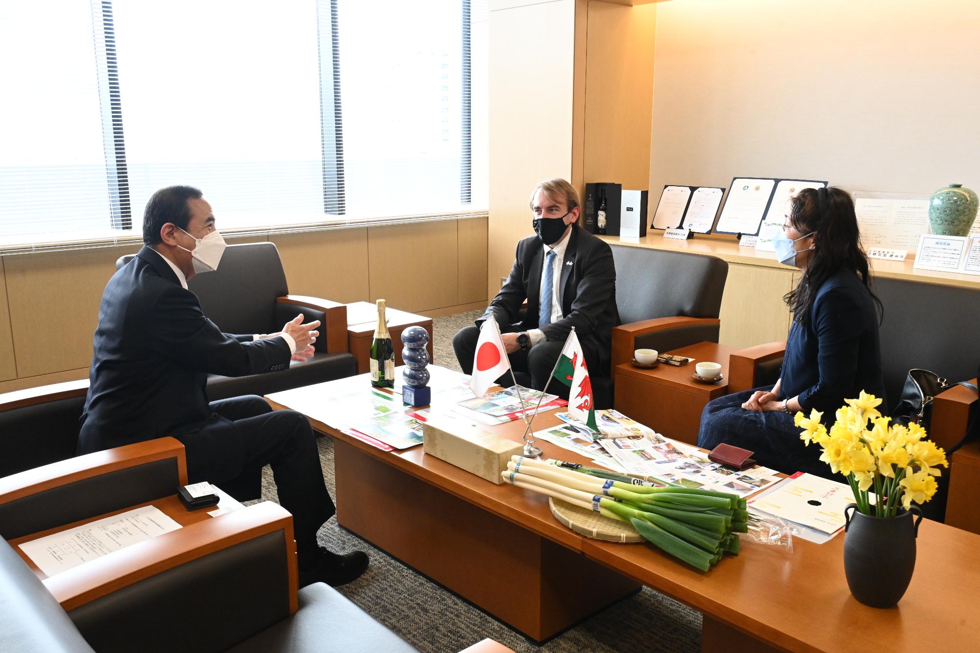 市長とウェールズ政府日本代表歓談