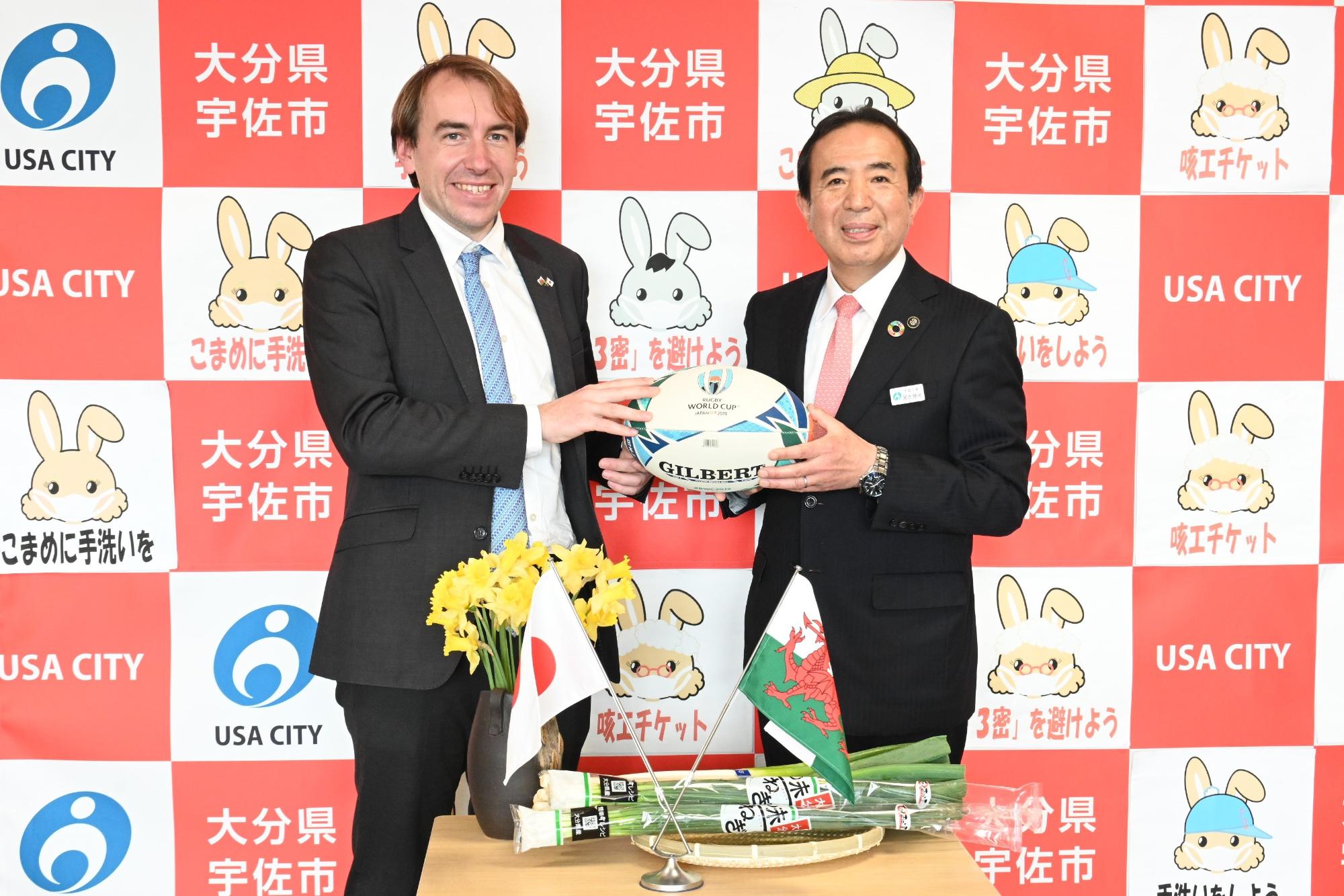 市長とウェールズ政府日本代表記念撮影
