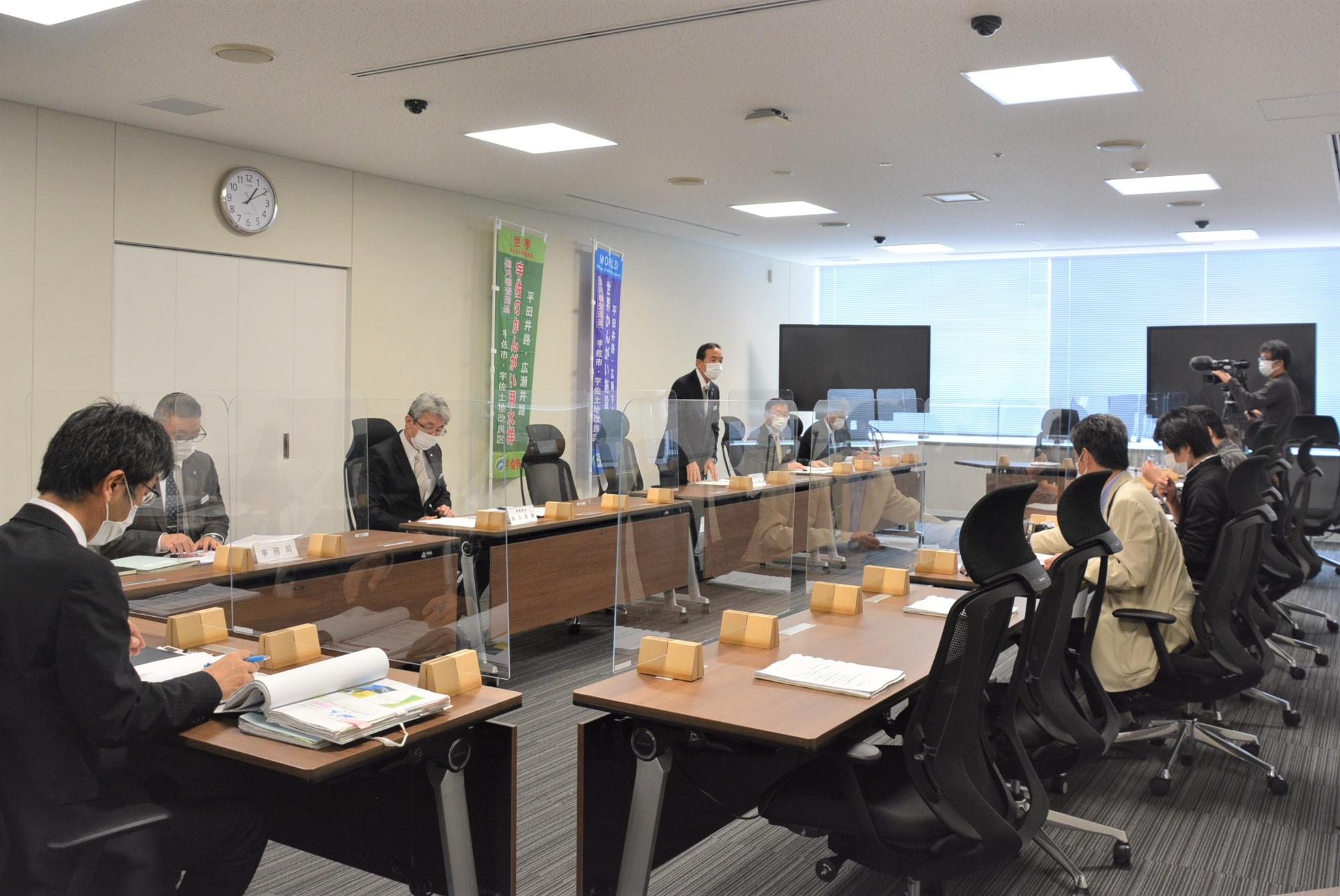 定例記者会見の様子