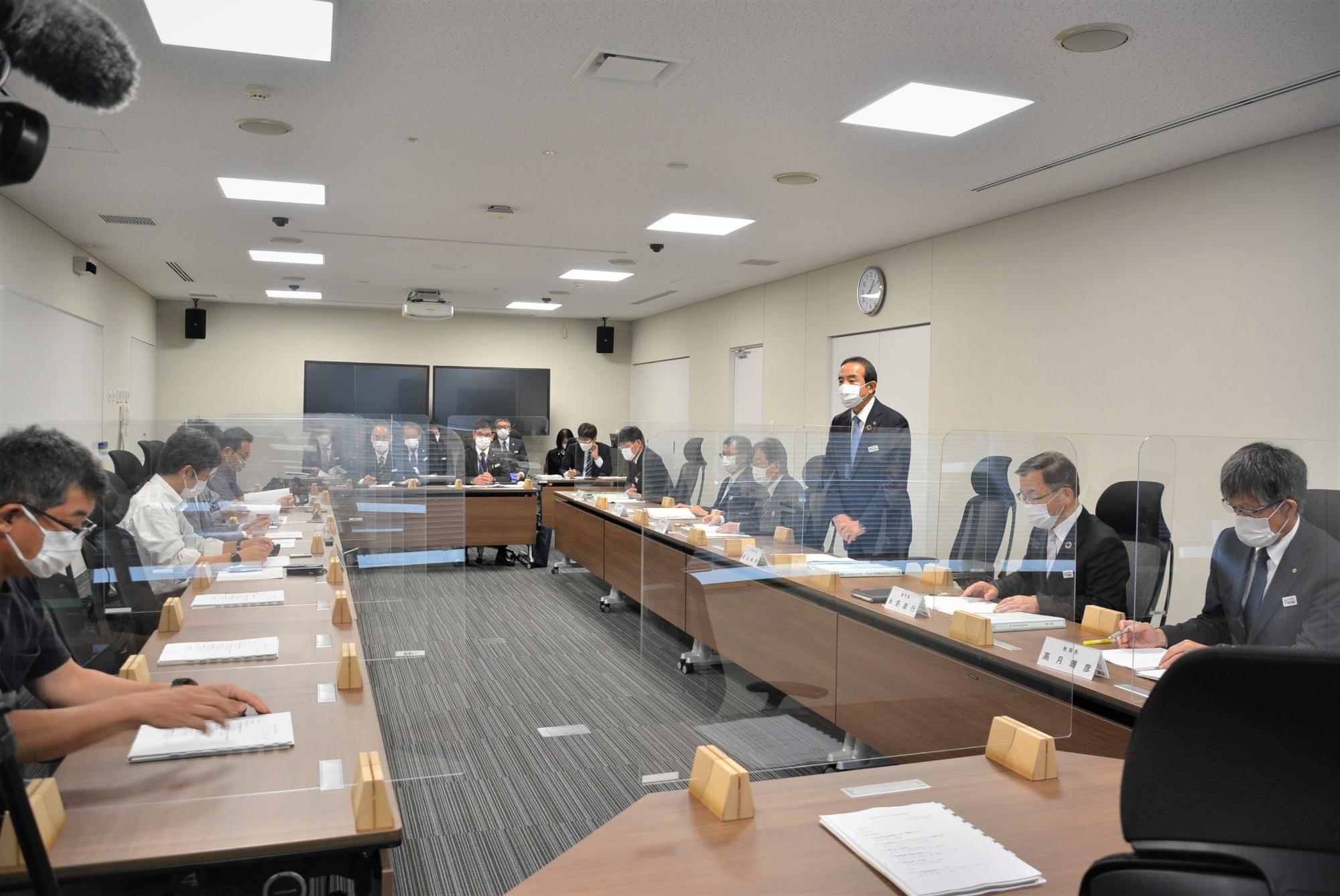定例記者会見の様子