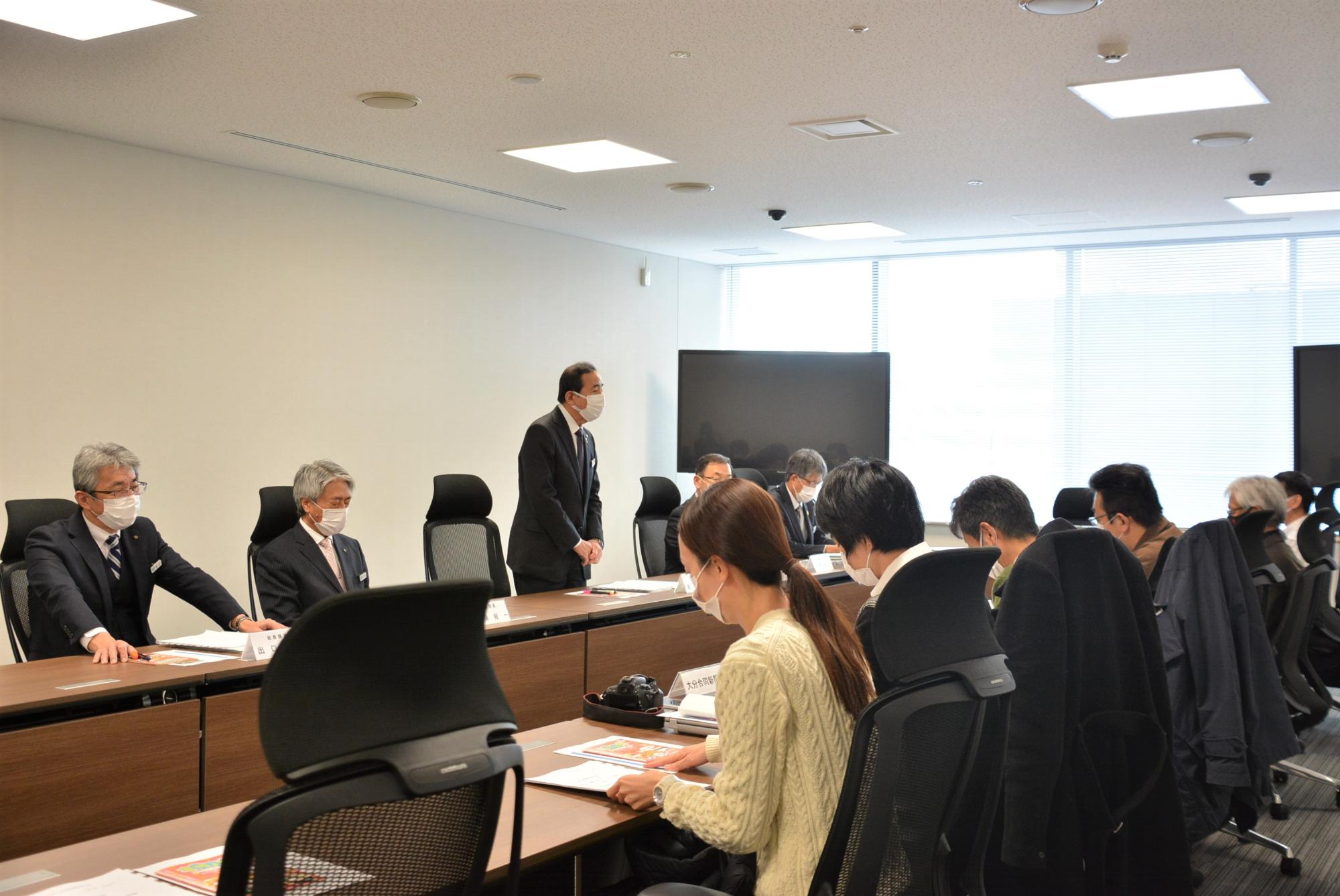 定例記者会見の様子