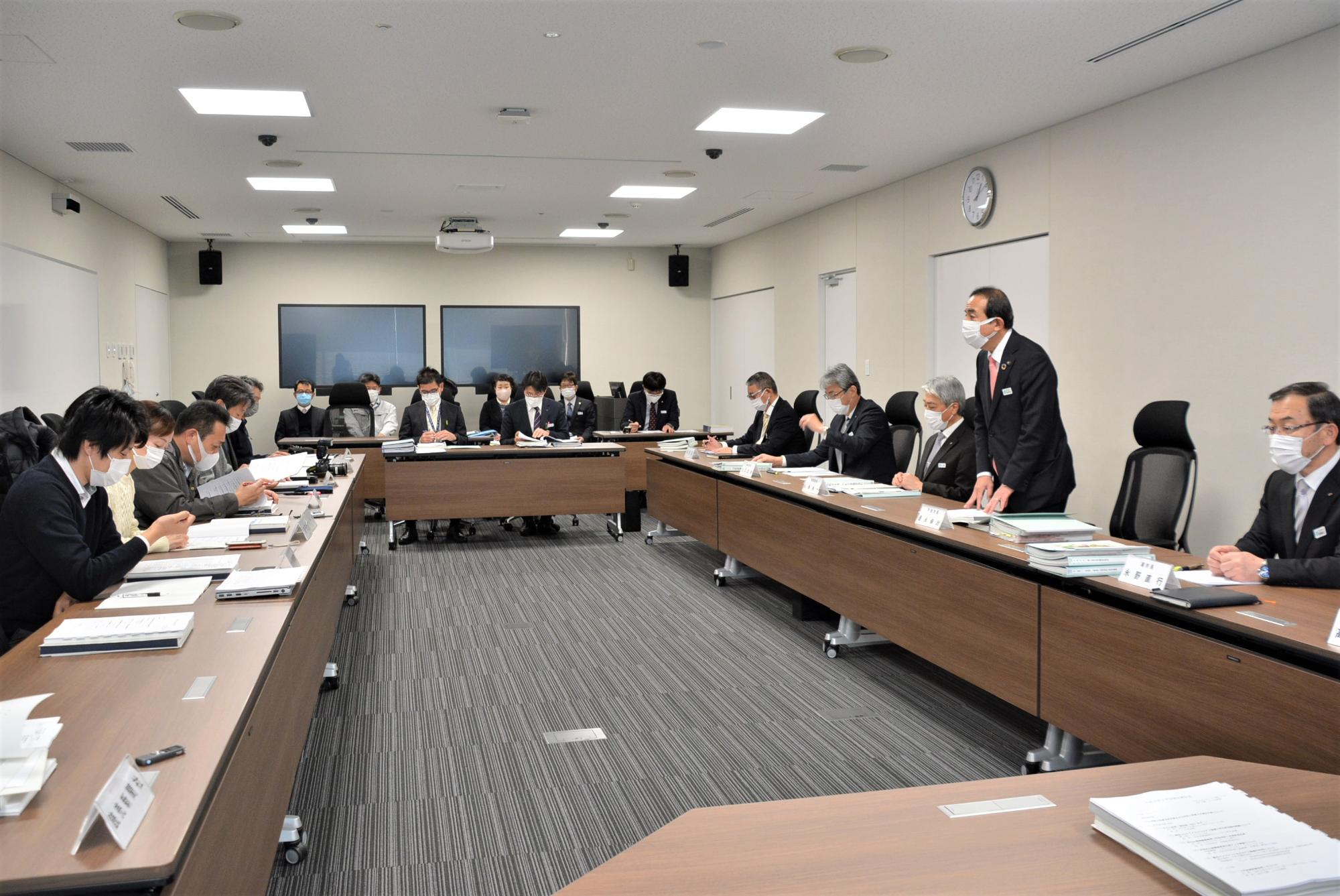 定例記者会見の様子