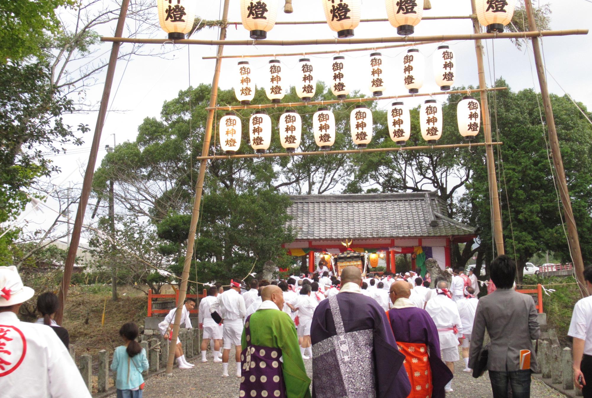 Portable shrine procession arriving at the Ukiden
