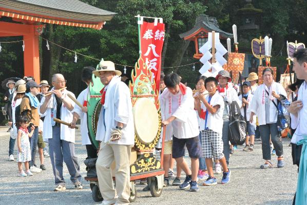 Musicians and children participating in the procession 1