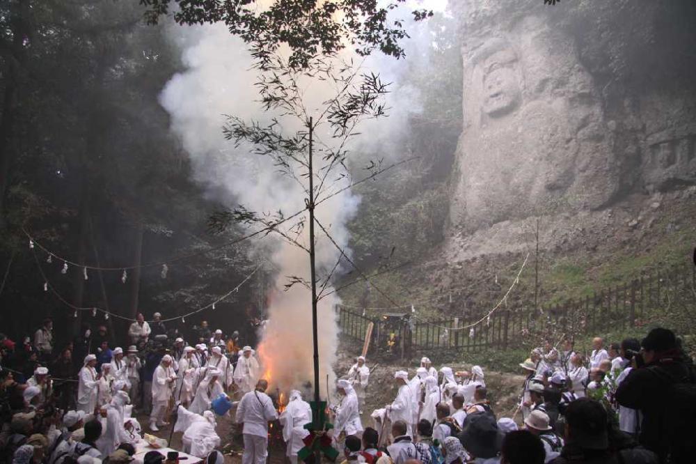 Goma fire ritual in front of the Kumano Magaibutsu Buddhist images