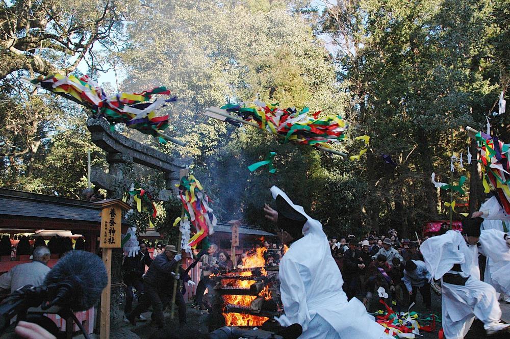 Throwing sacred wands over the torii gate