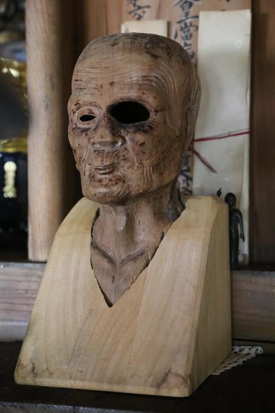 Wooden head of Jinshi Eison statue