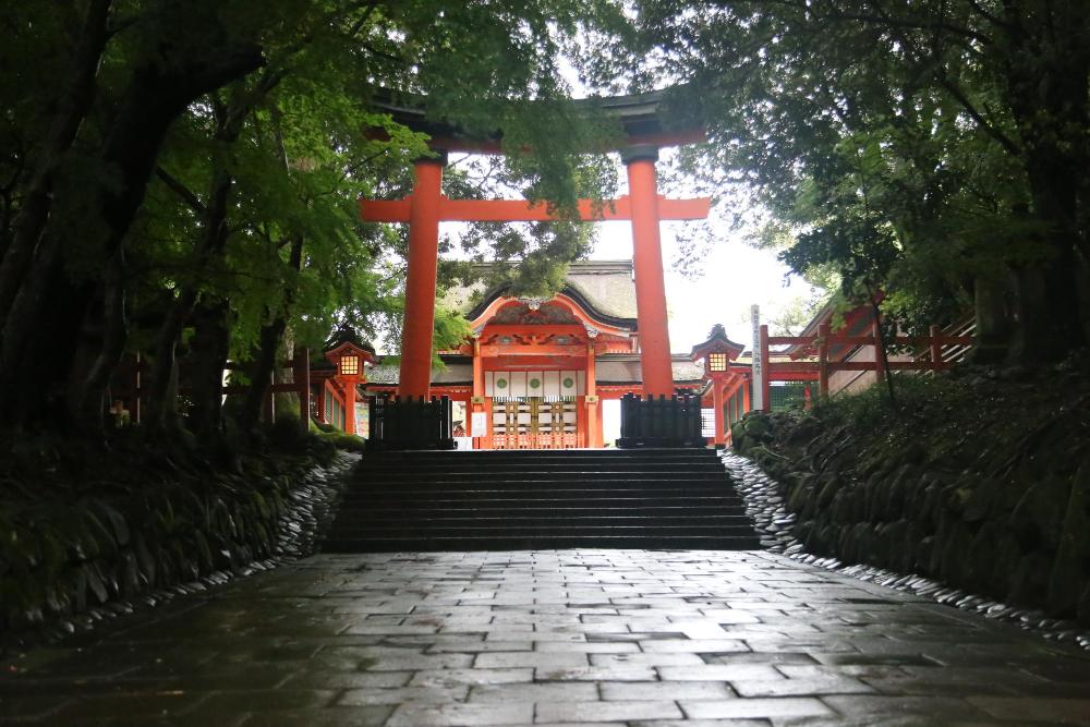 A large torii gate in front of the Jogu (Upper Shrine)