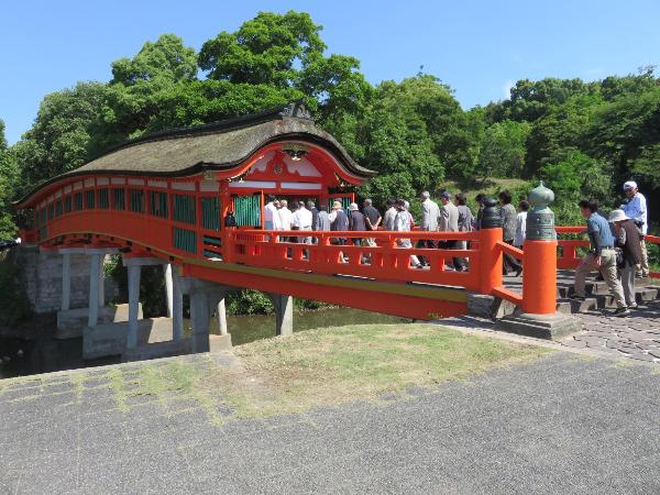 People crossing the Kurehashi Bridge