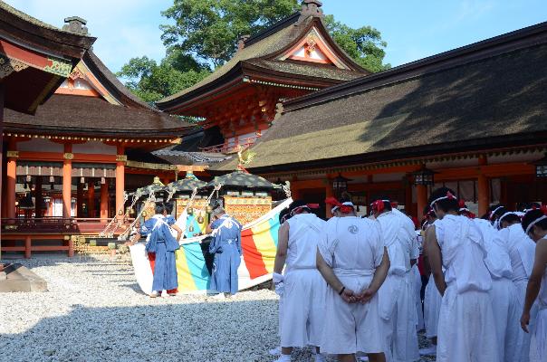 一之御殿の前に置かれた3基の神輿