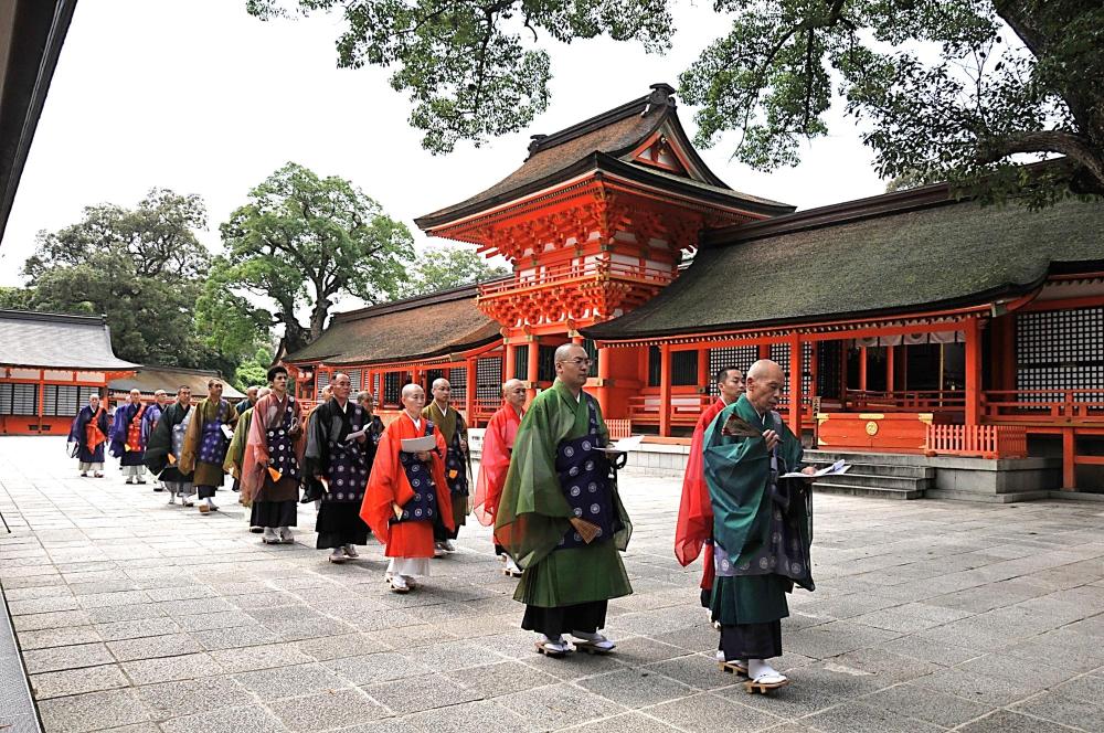 法華三昧を営むため、本殿に向かう六郷満山僧侶