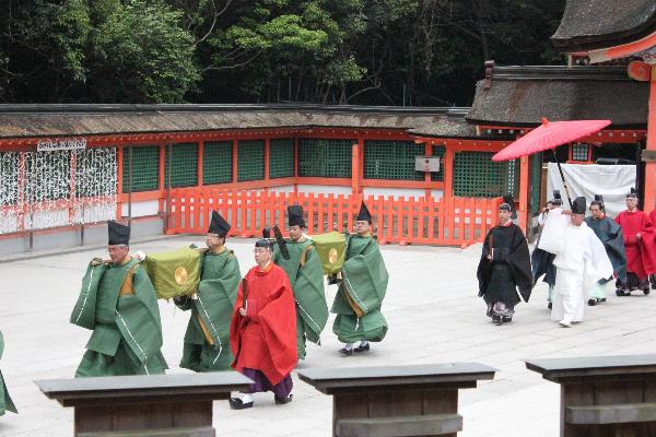 The chokushi procession heading to the main sanctuary