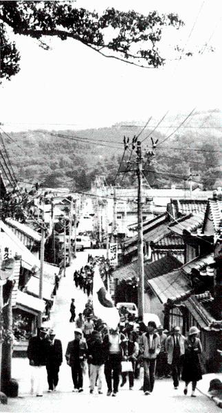 百体神社前から望む勅使街道（昭和56年）