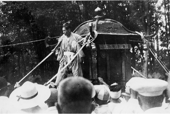 Shrine carpenters riding on a portable shrine（Old）