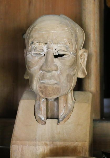 Wooden head of Muhon Kakushin statue