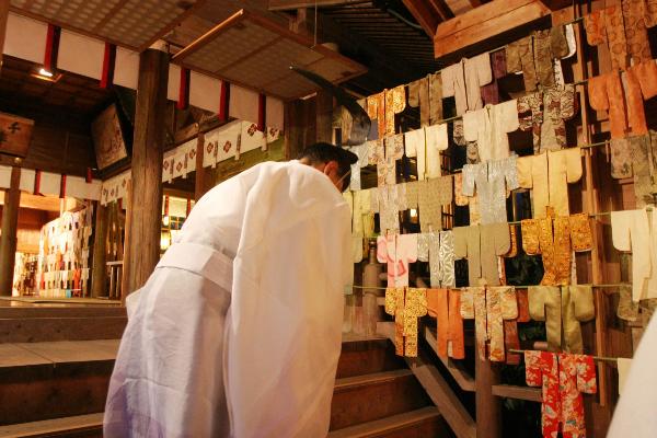 正在晾乾傀儡子所穿著之和服的「乾衣祭」(八幡古表神社)