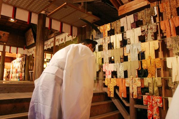 正在晾干傀儡子所穿着之和服的「干衣祭」（八幡古表神社）