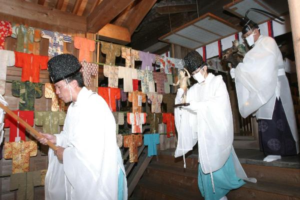 正在晾乾傀儡子所穿著之和服的「乾衣祭」（八幡古表神社）