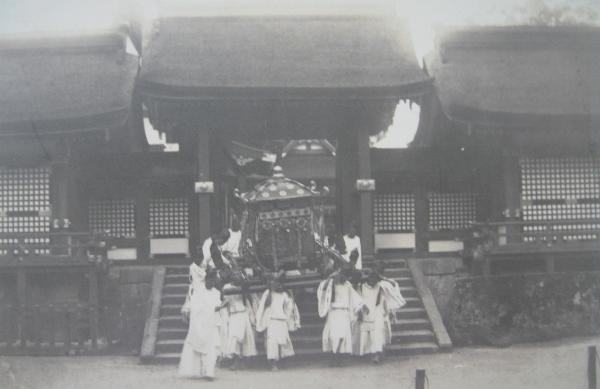 A portable shrine departing from the main sanctuary（Old）