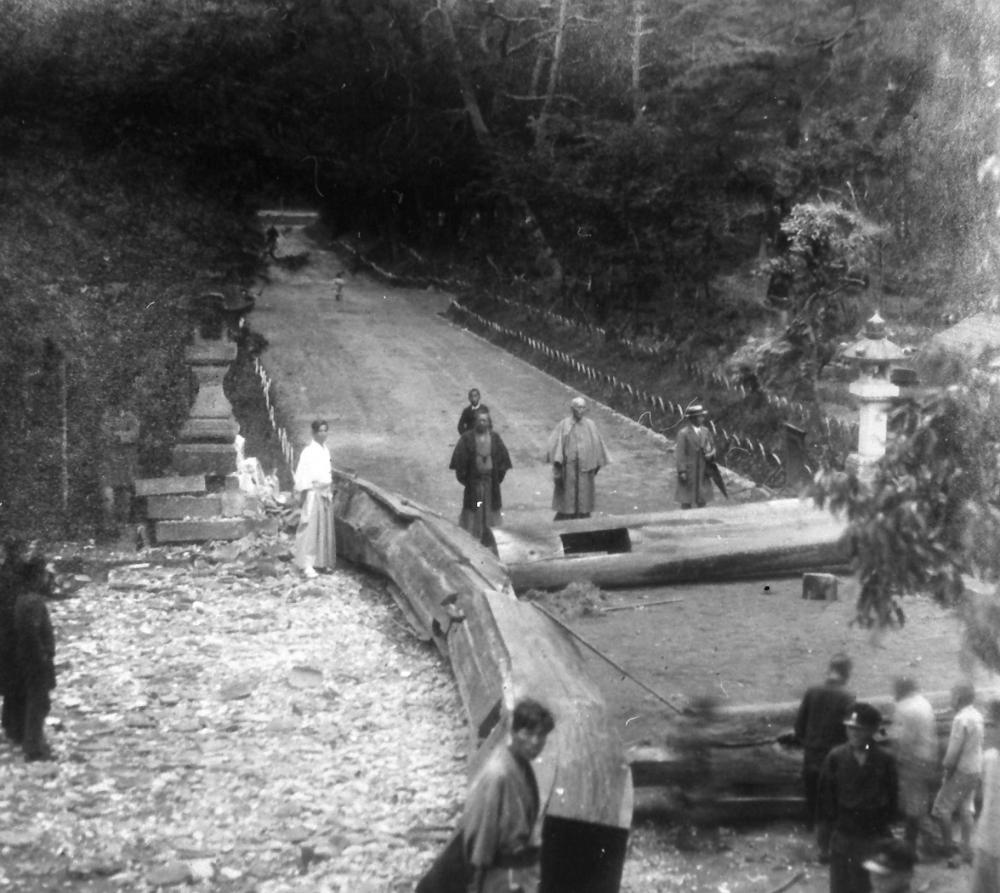 Collapsed Otorii after a typhoon (1934) 1