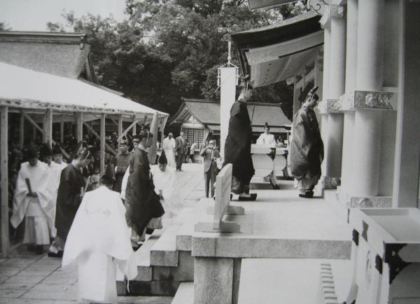 The chokushi entering the main sanctuary (1965)