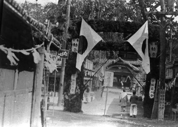 Ritual decorations on the bronze torii gate (1935)