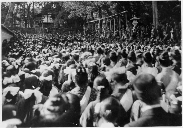 信徒們聚在一起參加臨時奉幣祭 (1925)