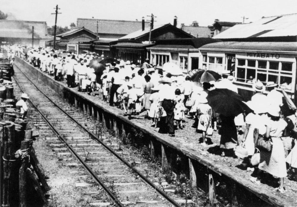 A bustling crowd on the platform during the Goshinkosai (Great Summer Festival, 1955)
