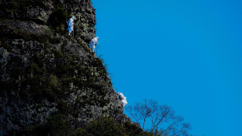 天念寺、険しい岩肌の長岩屋山を下る