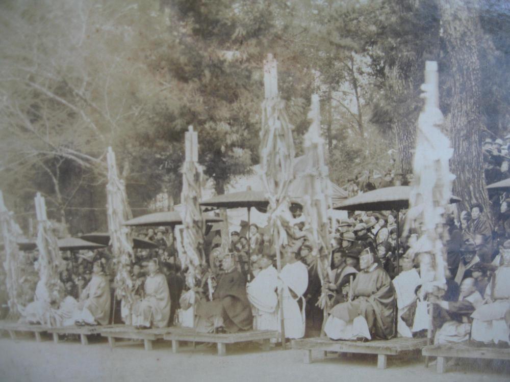 八坂神社に到着し着座する神職（昭和20年代）