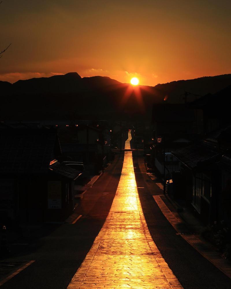 勅使街道から望む朝日