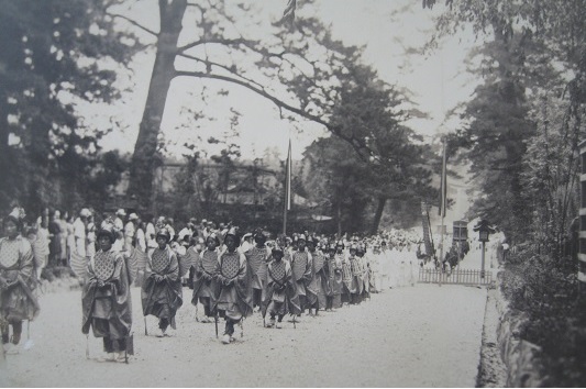 Children in ornate costumes（Old）